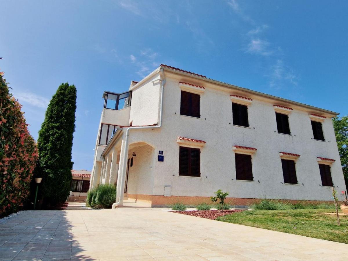 Apartment Regi *